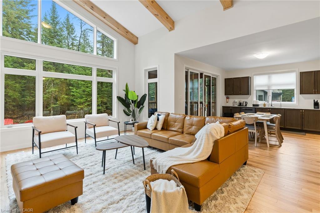 1049 Greensview Drive, Huntsville, ON - Indoor Photo Showing Living Room