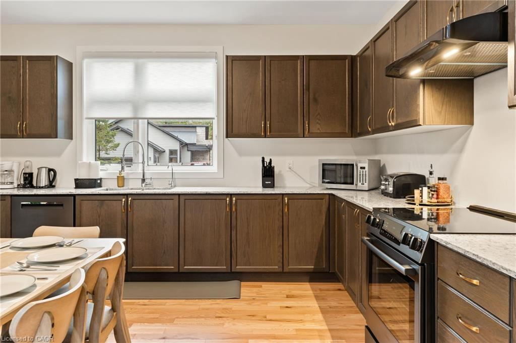 1049 Greensview Drive, Huntsville, ON - Indoor Photo Showing Kitchen