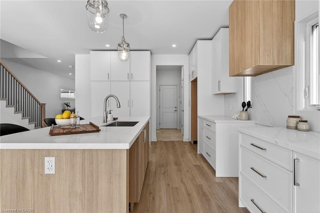 8868 Angie Drive, Niagara Falls, ON - Indoor Photo Showing Kitchen With Upgraded Kitchen