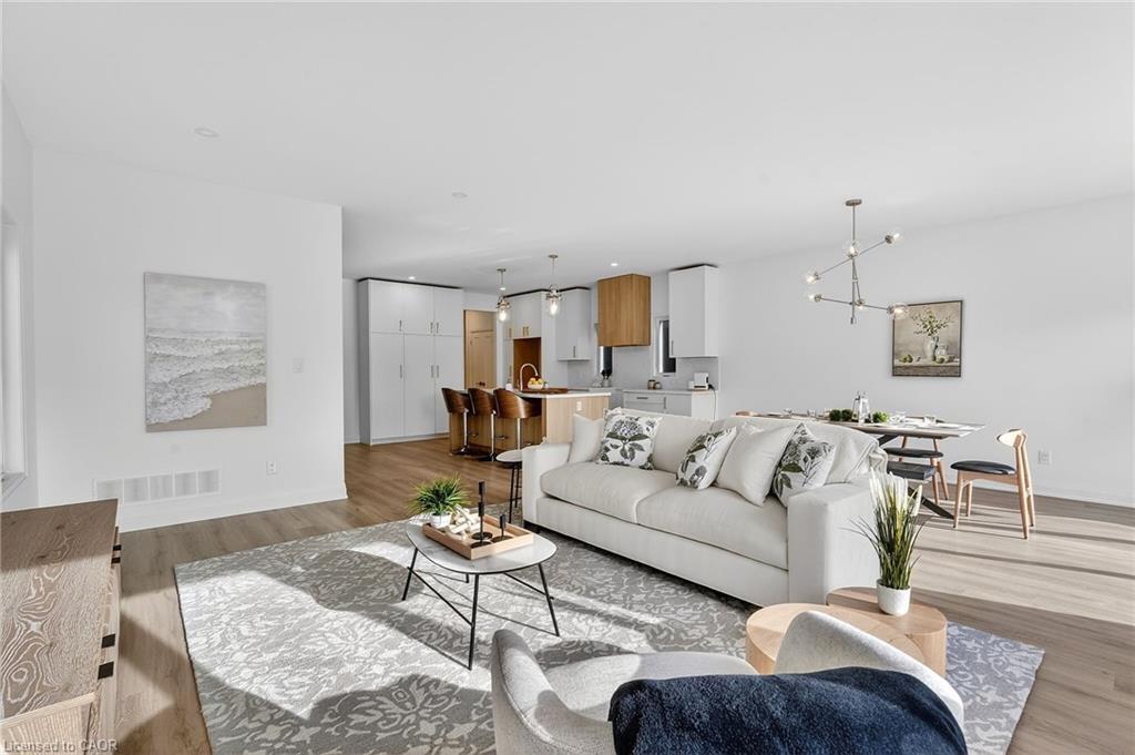 8868 Angie Drive, Niagara Falls, ON - Indoor Photo Showing Living Room