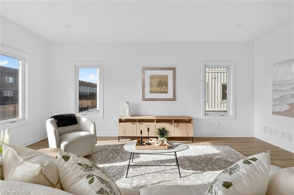8868 Angie Drive, Niagara Falls, ON - Indoor Photo Showing Living Room