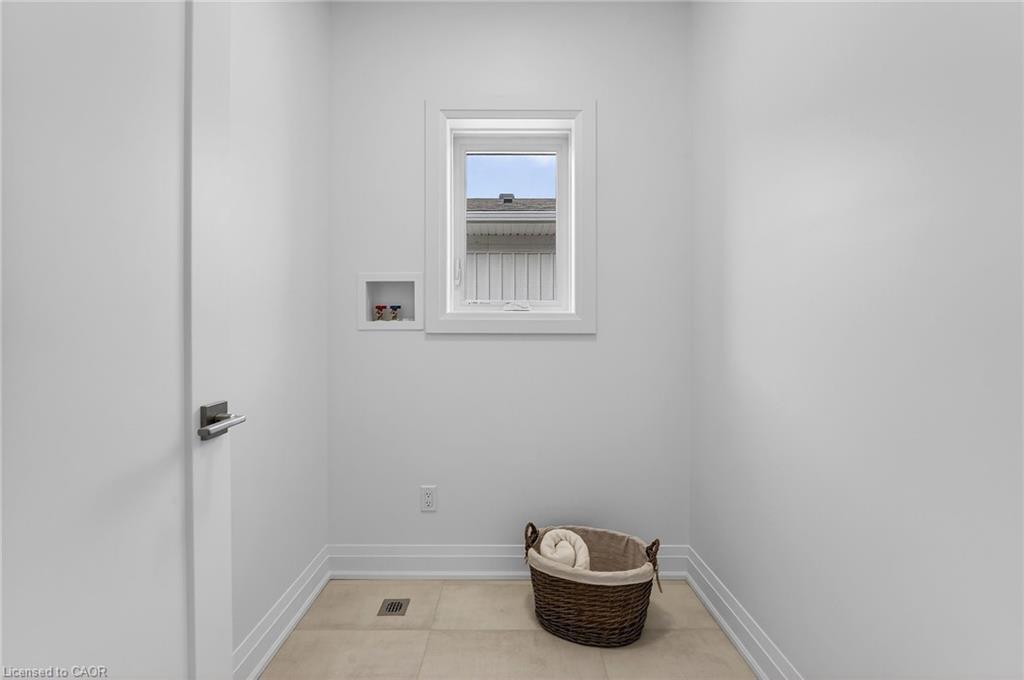 8868 Angie Drive, Niagara Falls, ON - Indoor Photo Showing Other Room