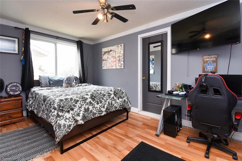448 Acadia Drive, Hamilton, ON - Indoor Photo Showing Bedroom