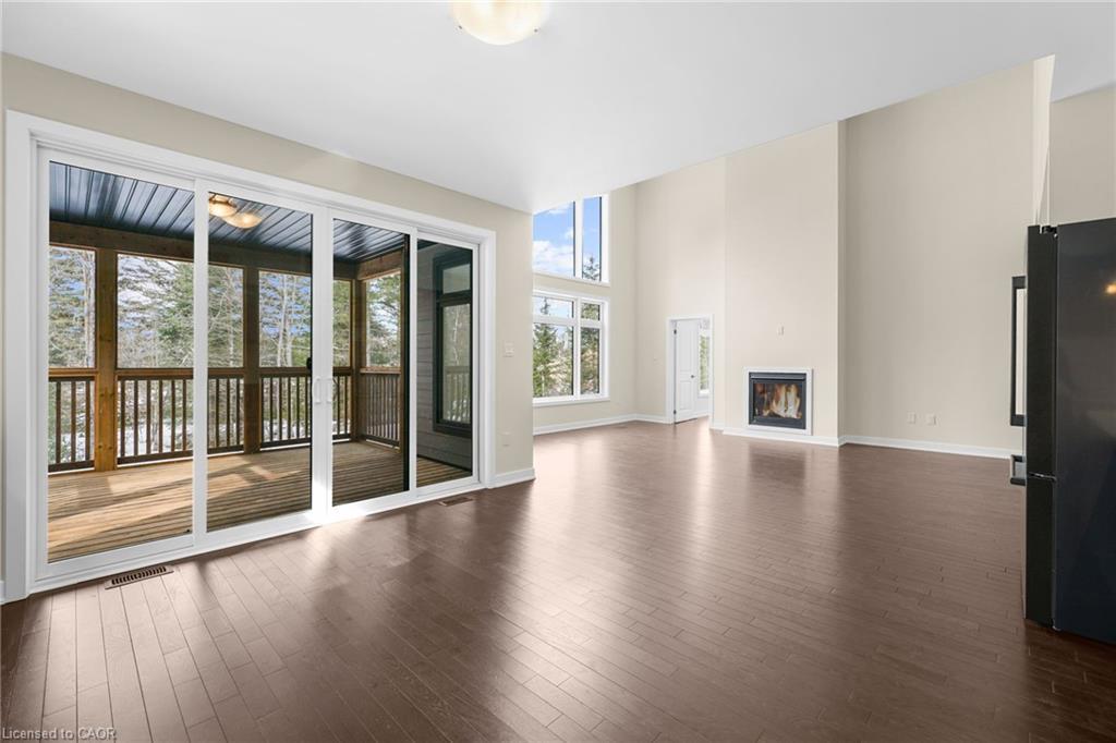 83-1007 Kingsridge Court, Huntsville, ON - Indoor Photo Showing Living Room With Fireplace