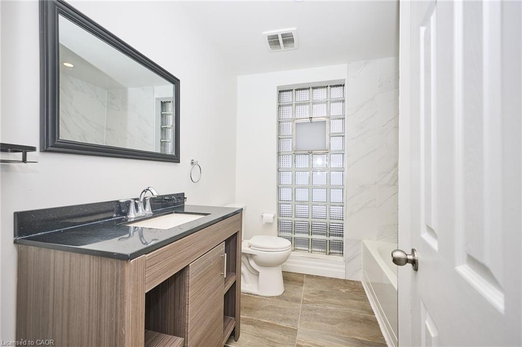 Upper-229 East 13Th Street, Hamilton, ON - Indoor Photo Showing Bathroom