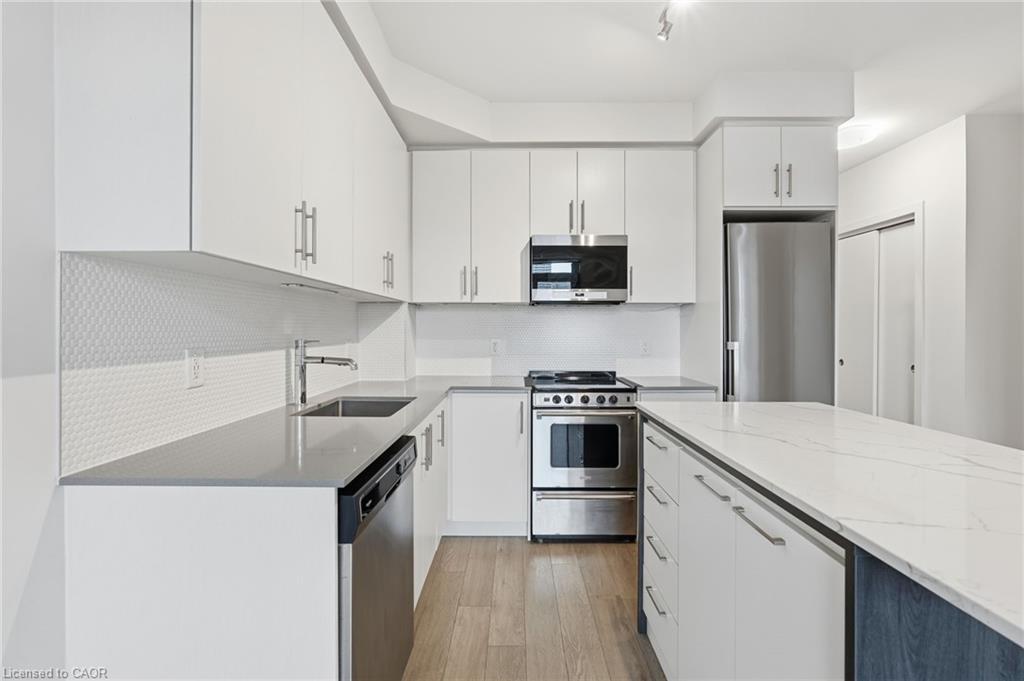 416-212 King William Street, Hamilton, ON - Indoor Photo Showing Kitchen With Upgraded Kitchen