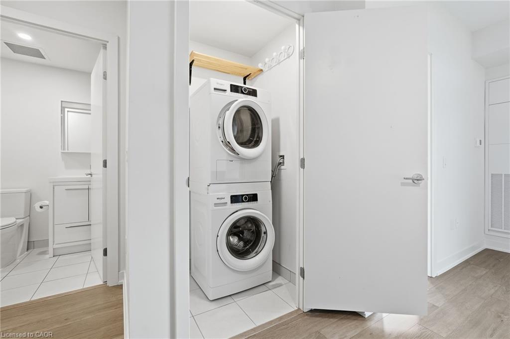 416-212 King William Street, Hamilton, ON - Indoor Photo Showing Laundry Room
