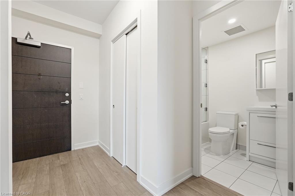 416-212 King William Street, Hamilton, ON - Indoor Photo Showing Bathroom