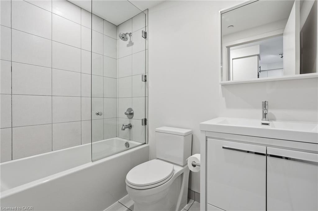 416-212 King William Street, Hamilton, ON - Indoor Photo Showing Bathroom