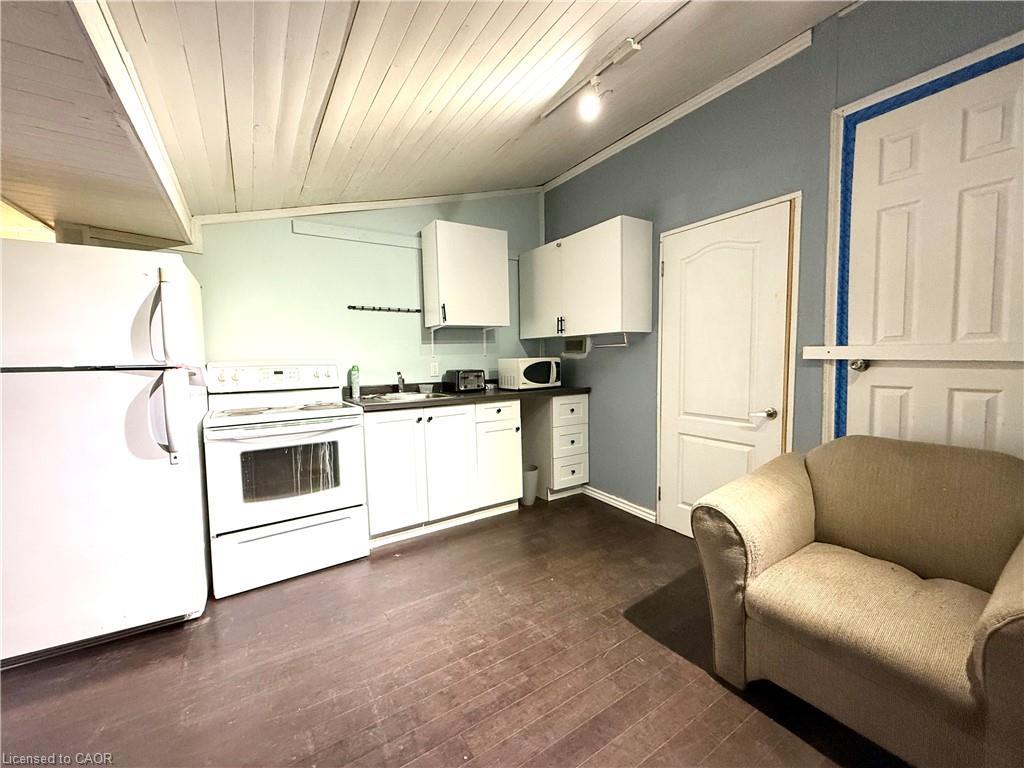 Side-401 Queenston Street, St. Catharines, ON - Indoor Photo Showing Kitchen
