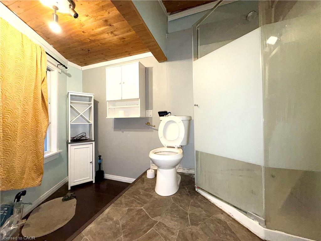 Side-401 Queenston Street, St. Catharines, ON - Indoor Photo Showing Bathroom