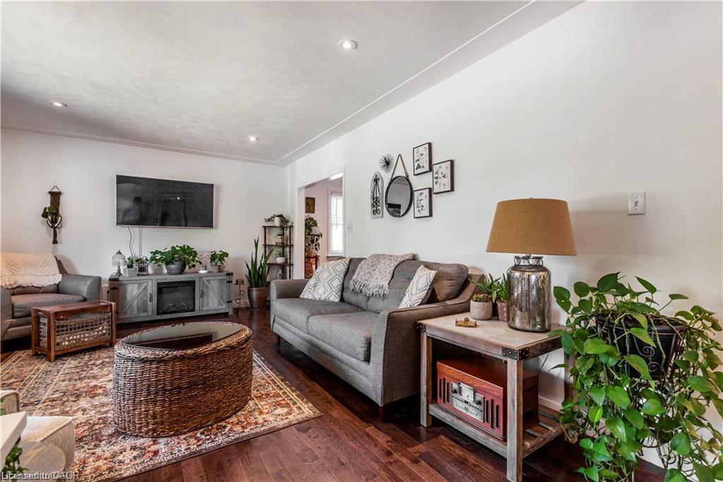 Upper-107 Ellis Crescent, Waterloo, ON - Indoor Photo Showing Living Room