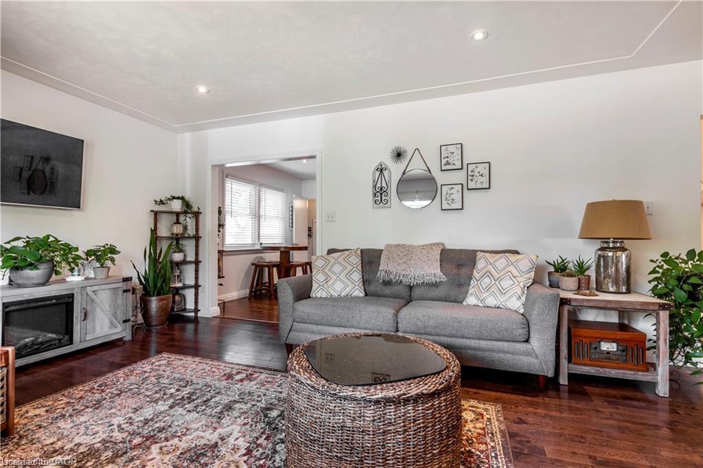 Upper-107 Ellis Crescent, Waterloo, ON - Indoor Photo Showing Living Room