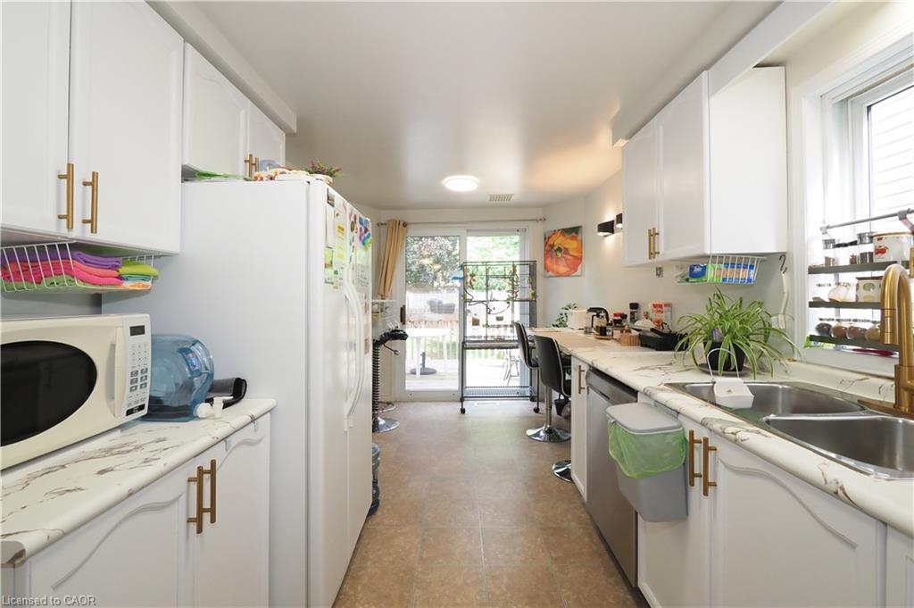 429 Exmoor Street, Waterloo, ON - Indoor Photo Showing Kitchen With Double Sink