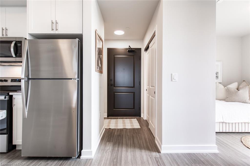 1106-870 Queenston Road, Stoney Creek, ON - Indoor Photo Showing Kitchen