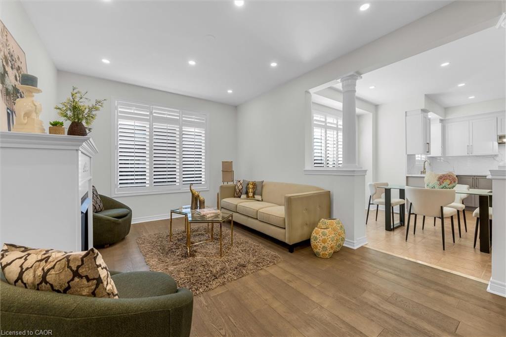 4838 Columbus Drive, Burlington, ON - Indoor Photo Showing Living Room