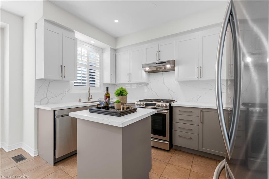 4838 Columbus Drive, Burlington, ON - Indoor Photo Showing Kitchen With Upgraded Kitchen