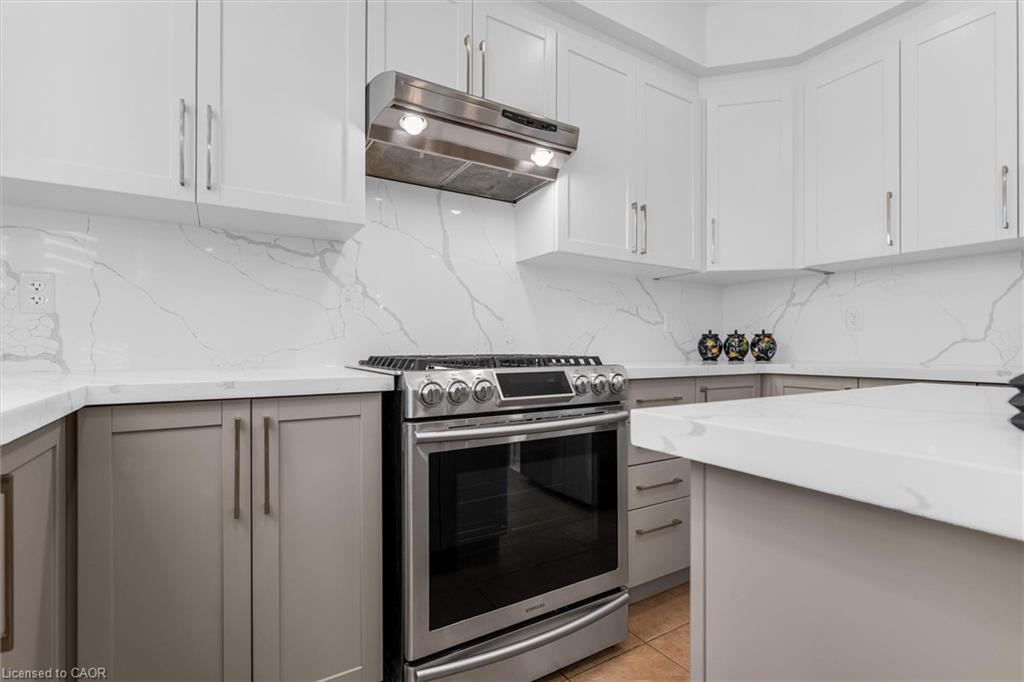 4838 Columbus Drive, Burlington, ON - Indoor Photo Showing Kitchen With Upgraded Kitchen