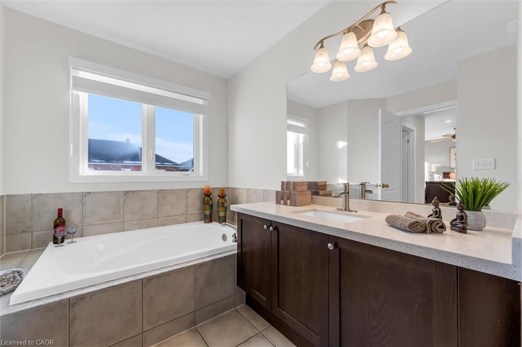 4838 Columbus Drive, Burlington, ON - Indoor Photo Showing Bathroom