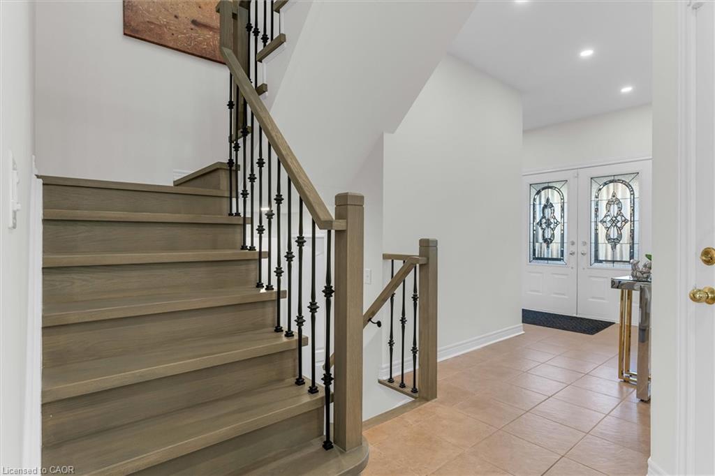 4838 Columbus Drive, Burlington, ON - Indoor Photo Showing Other Room