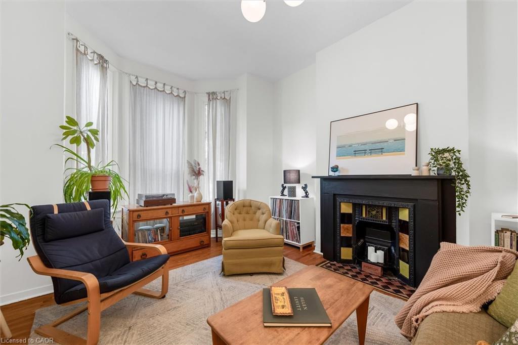 158 Wilson Street, Hamilton, ON - Indoor Photo Showing Living Room