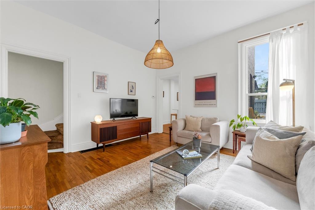 158 Wilson Street, Hamilton, ON - Indoor Photo Showing Living Room
