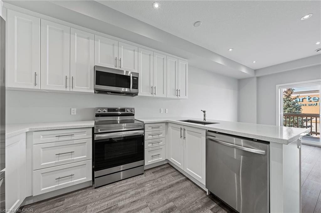 53 Aquarius Crescent, Hamilton, ON - Indoor Photo Showing Kitchen
