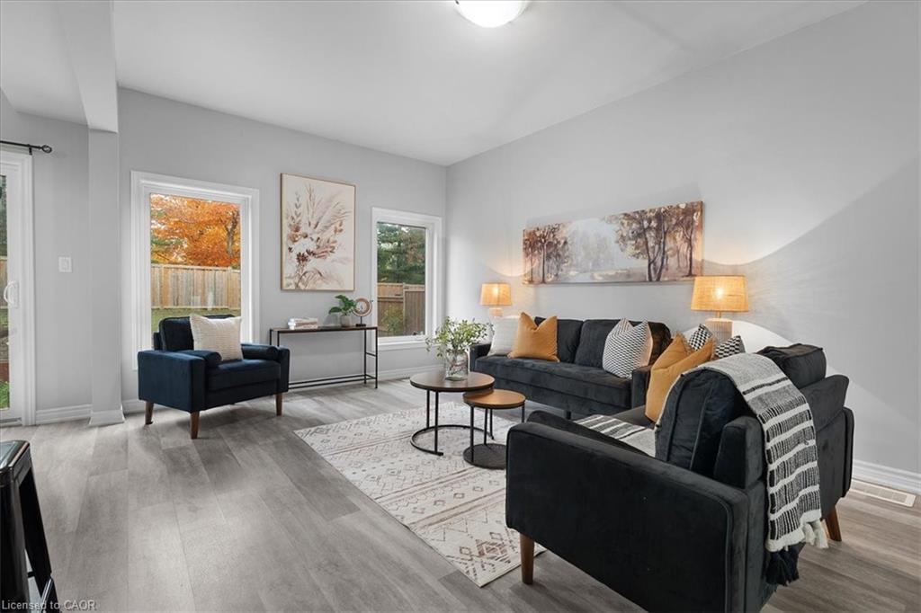 28-324 Equestrian Way, Cambridge, ON - Indoor Photo Showing Living Room
