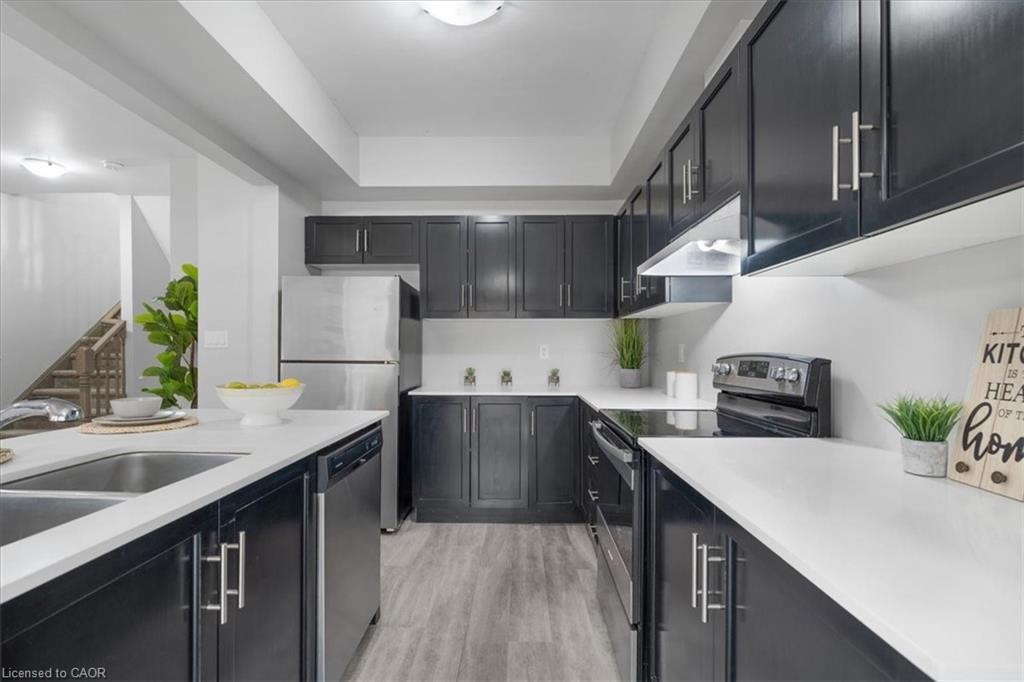 28-324 Equestrian Way, Cambridge, ON - Indoor Photo Showing Kitchen With Double Sink