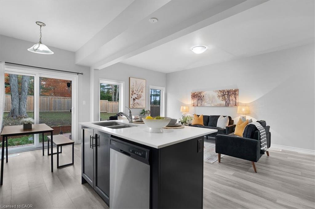28-324 Equestrian Way, Cambridge, ON - Indoor Photo Showing Kitchen With Double Sink