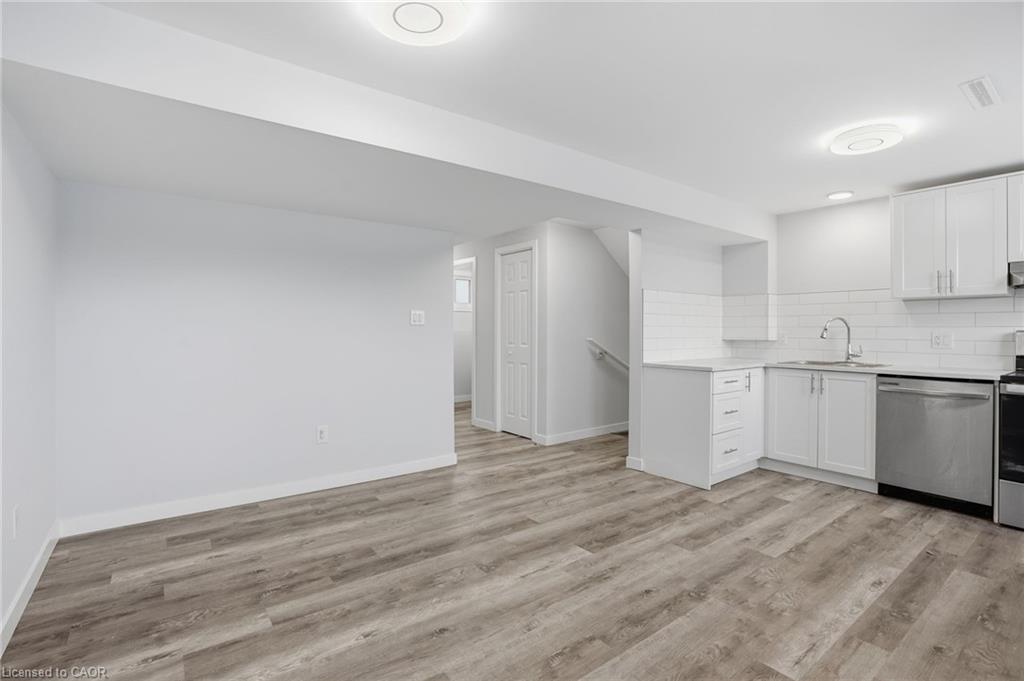 93 Wellington Street, Welland, ON - Indoor Photo Showing Kitchen