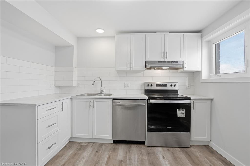 93 Wellington Street, Welland, ON - Indoor Photo Showing Kitchen With Stainless Steel Kitchen With Double Sink With Upgraded Kitchen