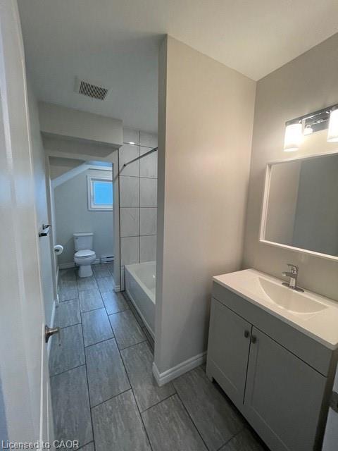 Main-109 Waterloo Street, Kitchener, ON - Indoor Photo Showing Bathroom