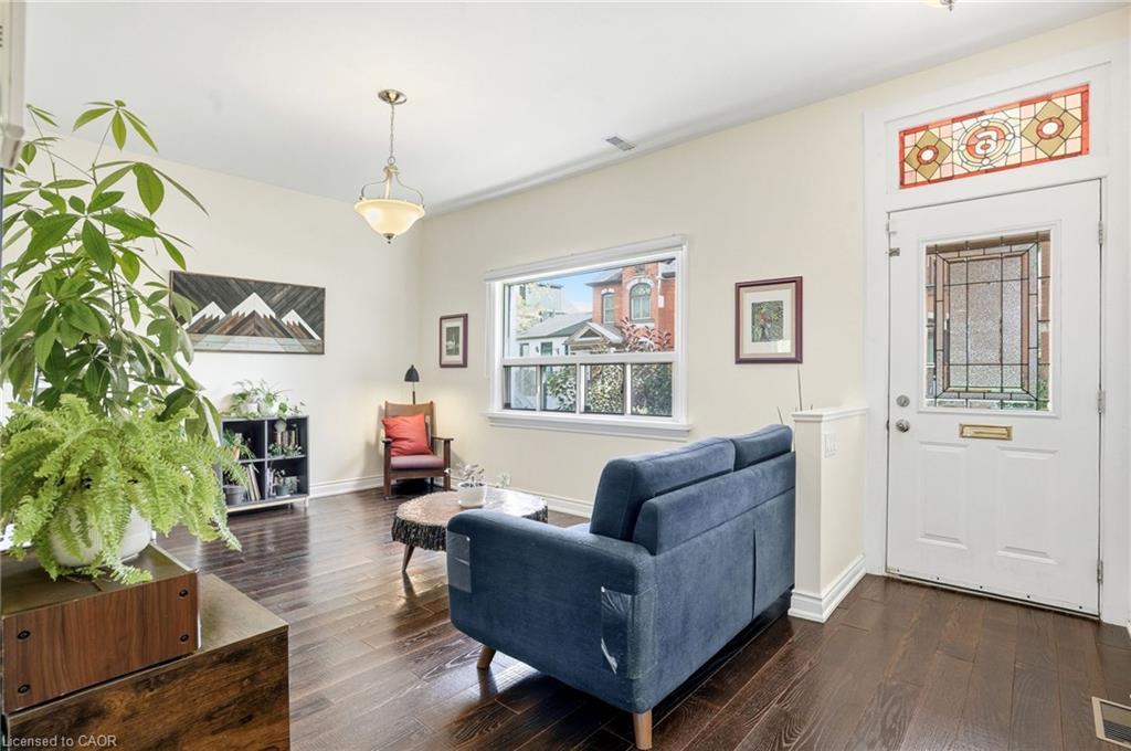22 Liberty Street, Hamilton, ON - Indoor Photo Showing Living Room