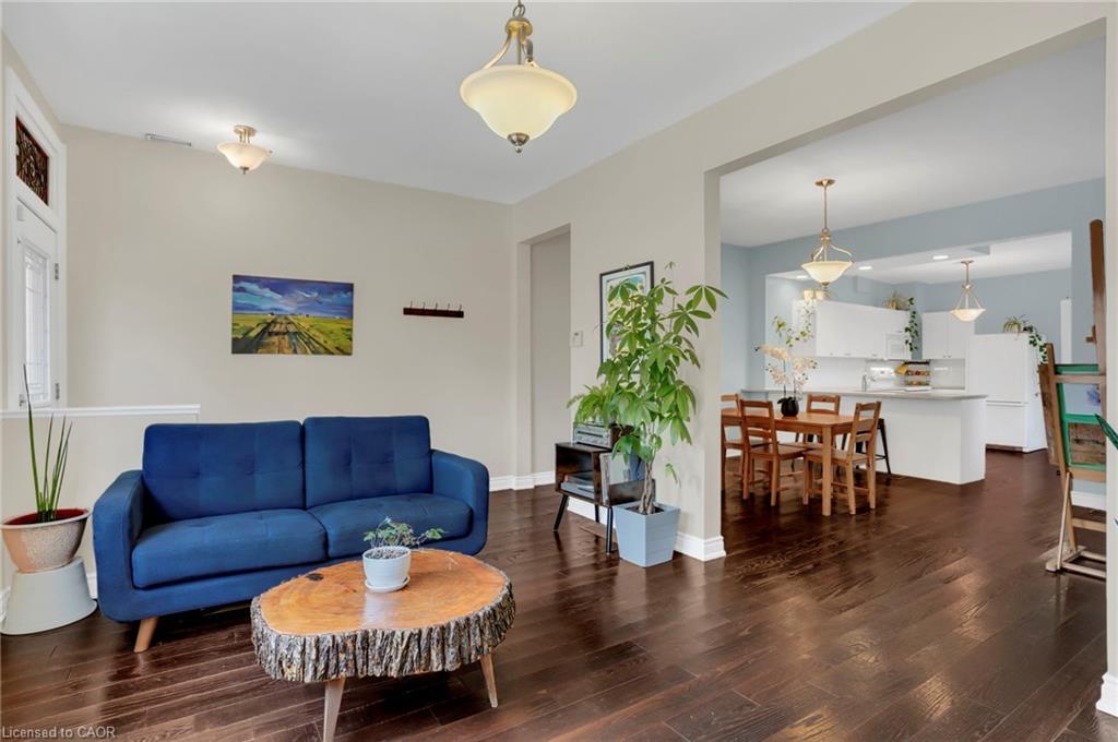 22 Liberty Street, Hamilton, ON - Indoor Photo Showing Living Room