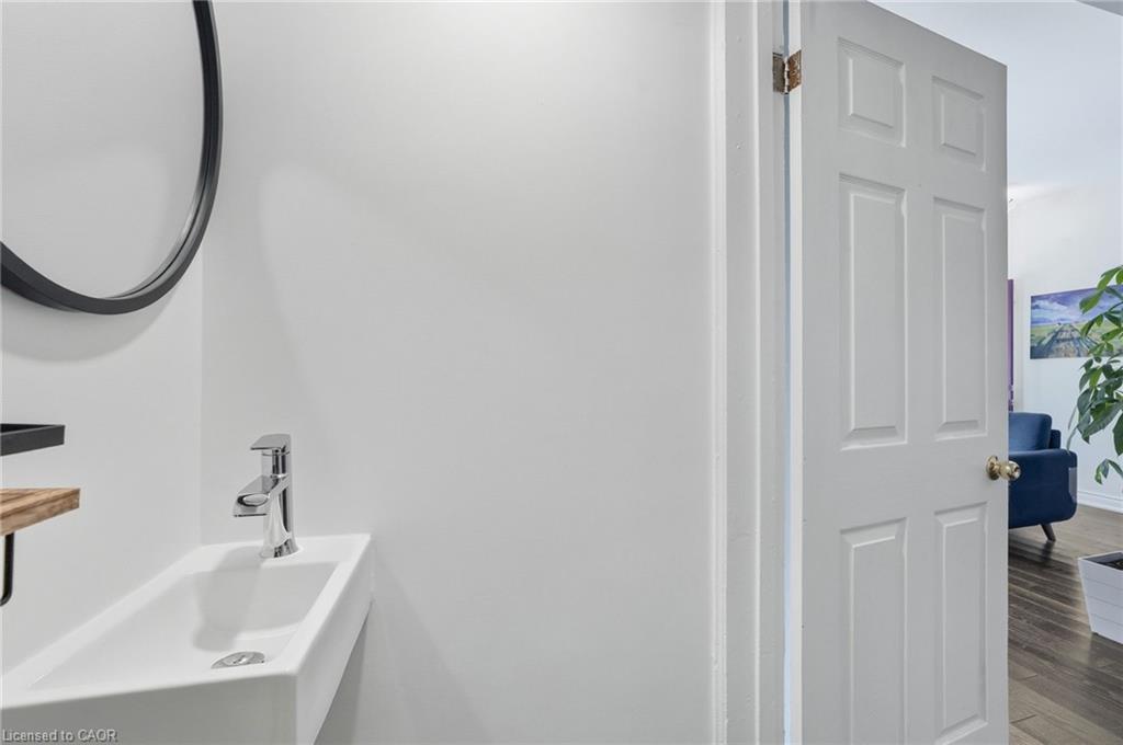 22 Liberty Street, Hamilton, ON - Indoor Photo Showing Bathroom