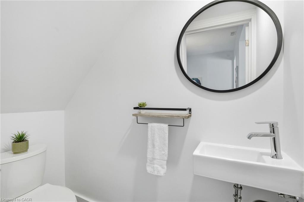 22 Liberty Street, Hamilton, ON - Indoor Photo Showing Bathroom