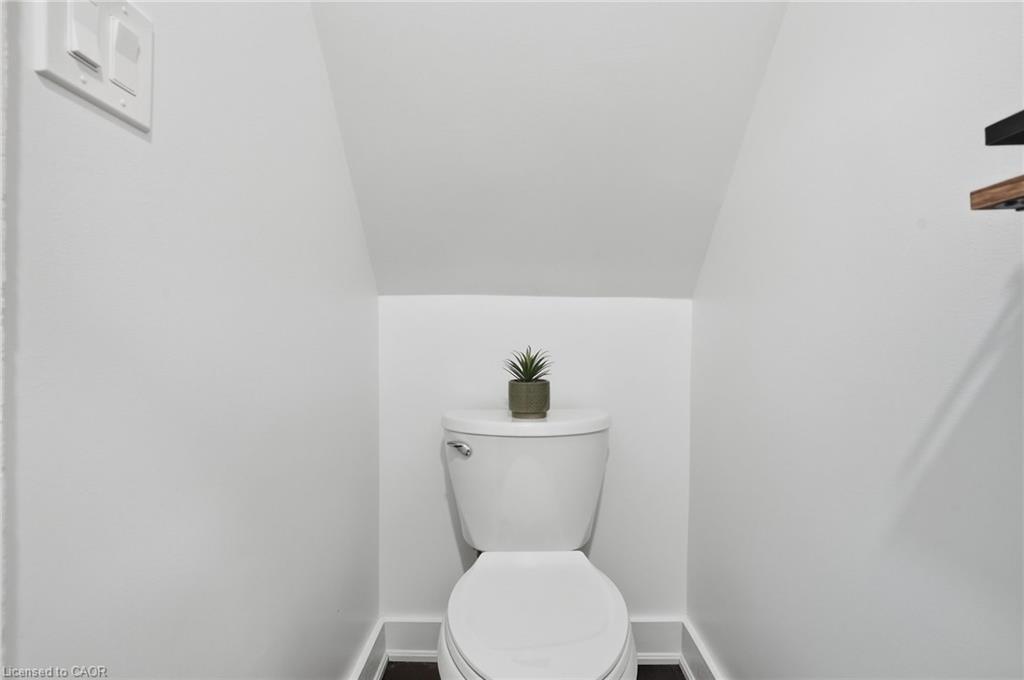 22 Liberty Street, Hamilton, ON - Indoor Photo Showing Bathroom