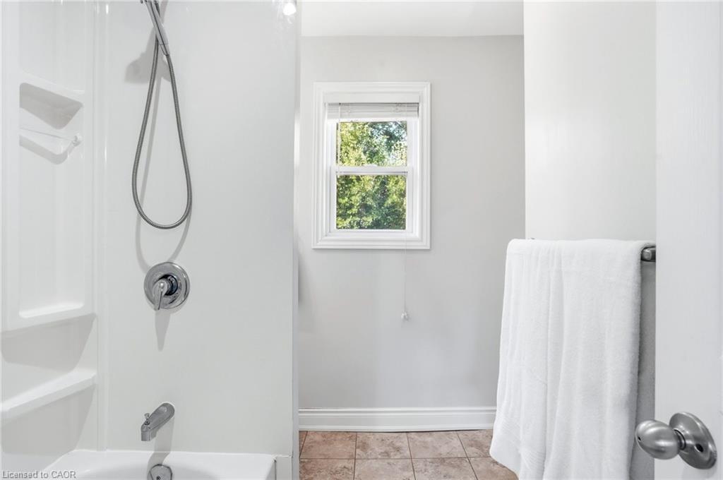 22 Liberty Street, Hamilton, ON - Indoor Photo Showing Bathroom