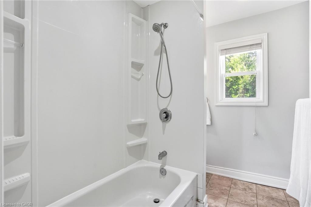 22 Liberty Street, Hamilton, ON - Indoor Photo Showing Bathroom