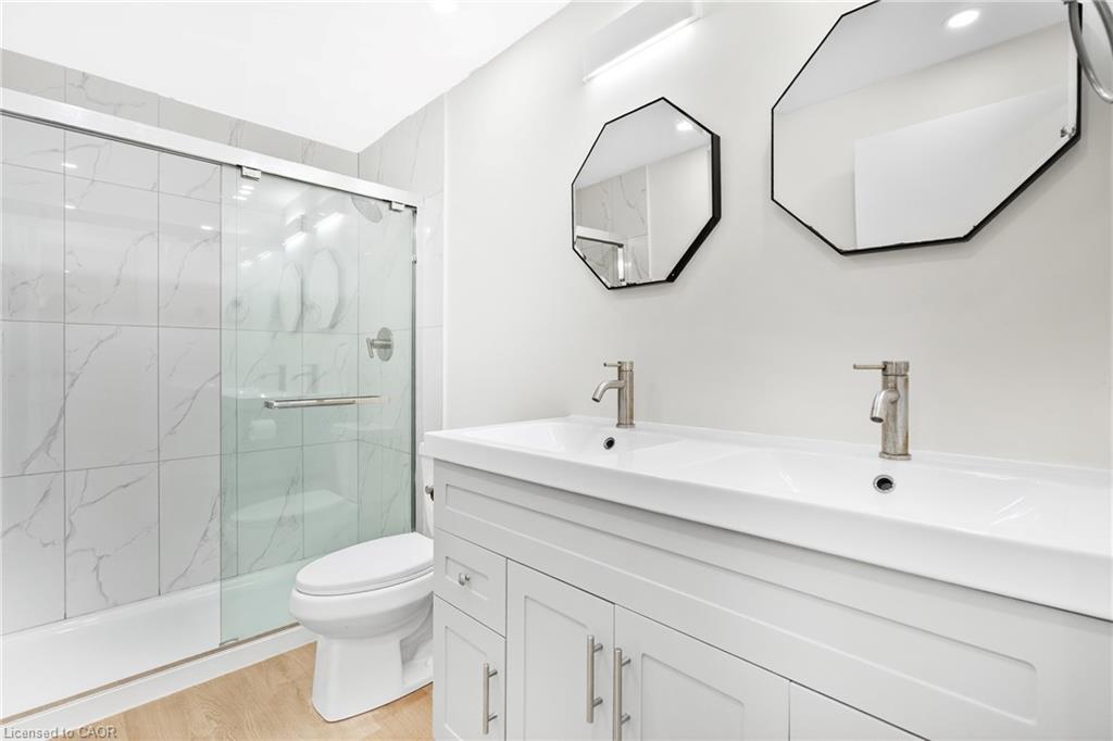 120 Westheights Drive, Kitchener, ON - Indoor Photo Showing Bathroom