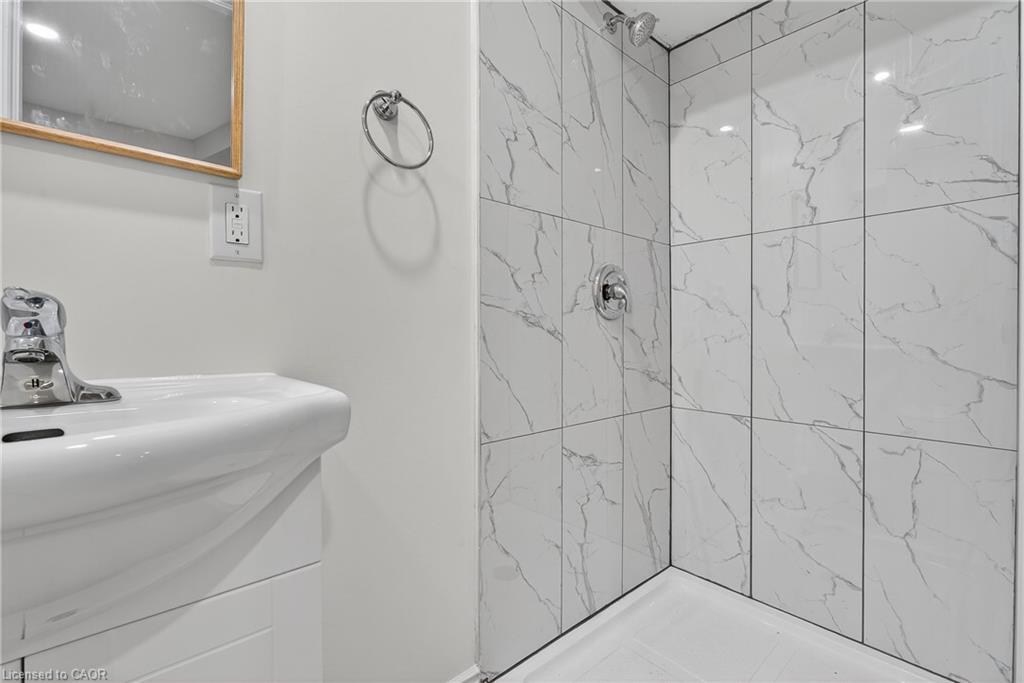 120 Westheights Drive, Kitchener, ON - Indoor Photo Showing Bathroom