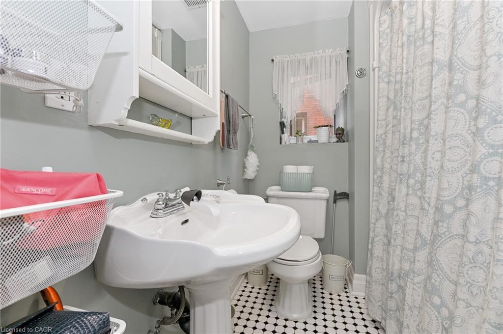 30 Ontario Avenue, Hamilton, ON - Indoor Photo Showing Bathroom