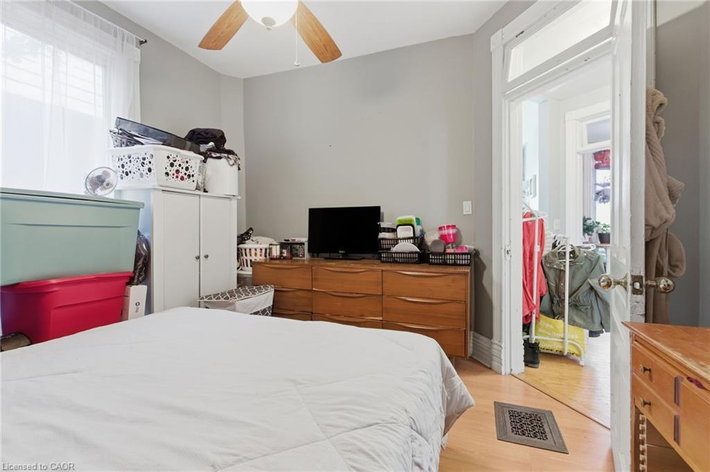 30 Ontario Avenue, Hamilton, ON - Indoor Photo Showing Bedroom