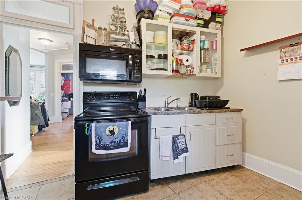 30 Ontario Avenue, Hamilton, ON - Indoor Photo Showing Kitchen