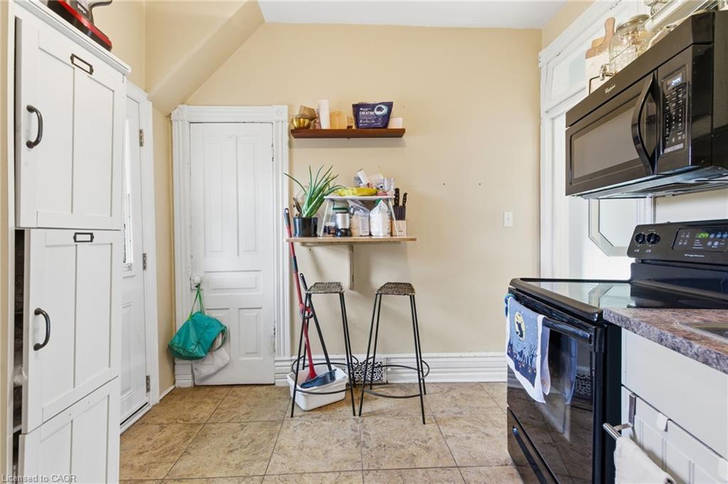30 Ontario Avenue, Hamilton, ON - Indoor Photo Showing Kitchen
