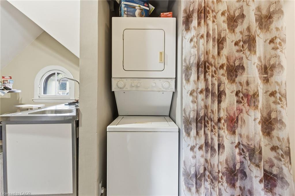 30 Ontario Avenue, Hamilton, ON - Indoor Photo Showing Laundry Room