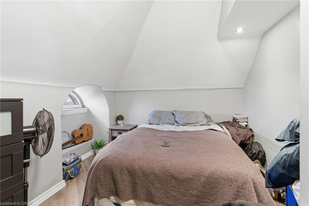 30 Ontario Avenue, Hamilton, ON - Indoor Photo Showing Bedroom