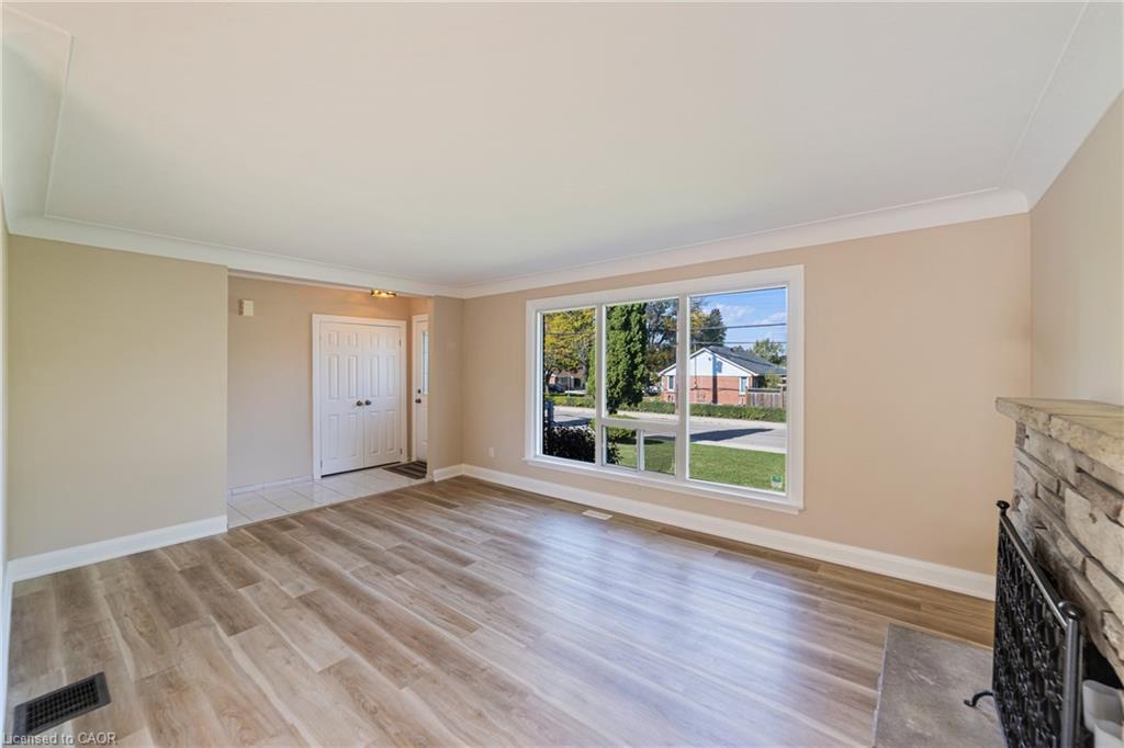 131 Sanatorium Road, Hamilton, ON - Indoor Photo Showing Living Room