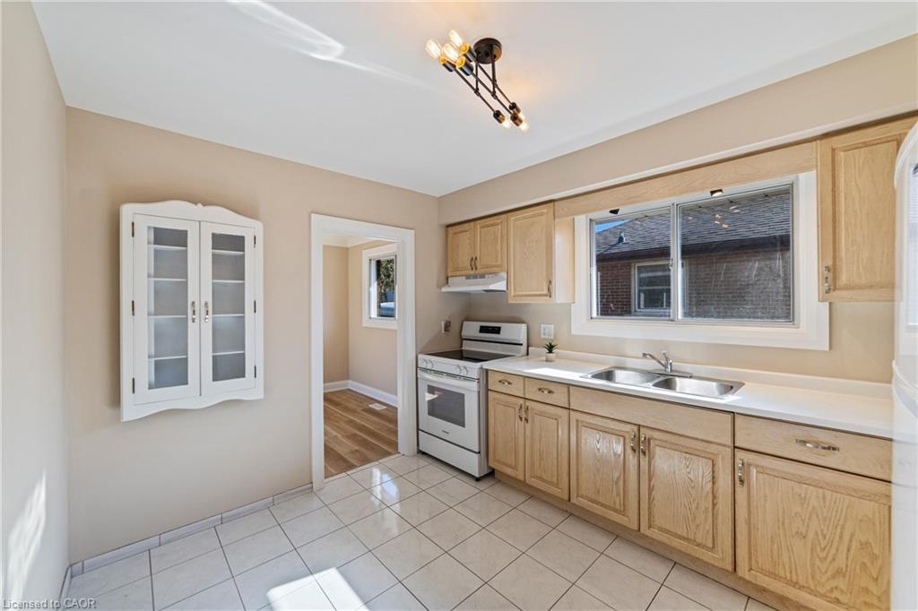 131 Sanatorium Road, Hamilton, ON - Indoor Photo Showing Kitchen With Double Sink